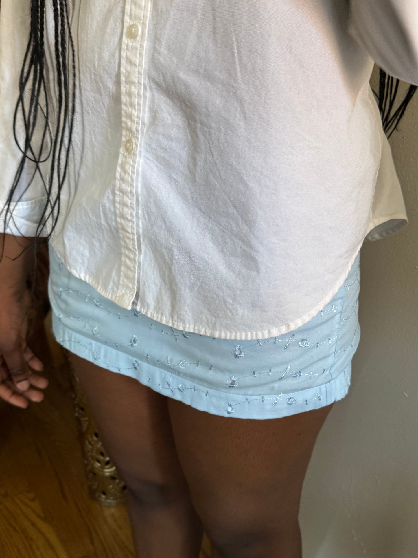 Lightweight mini skirt with dreamy movement, ideal for Hamptons trips and seaside walks.