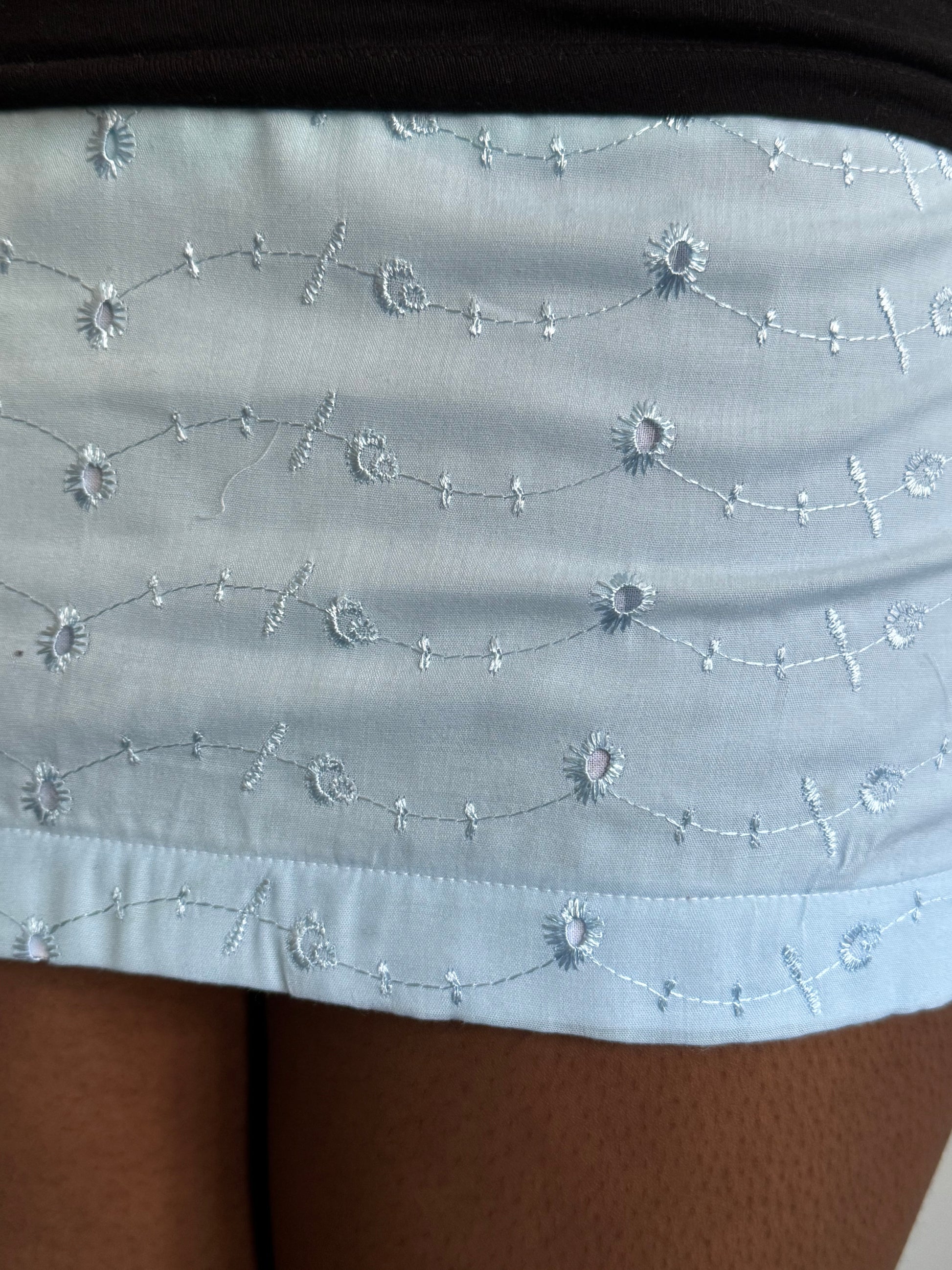 Lightweight mini skirt with dreamy movement, ideal for Hamptons trips and seaside walks.