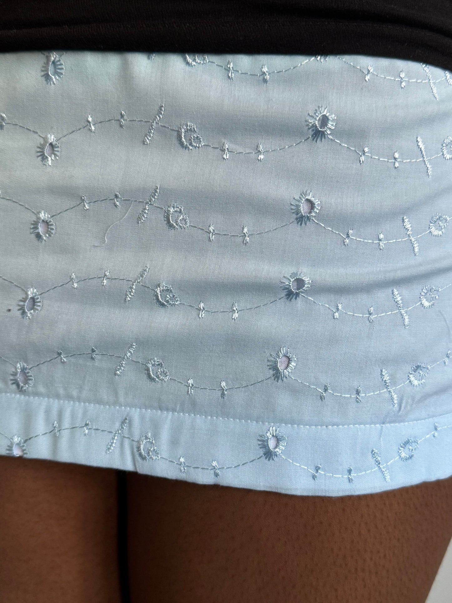 Lightweight mini skirt with dreamy movement, ideal for Hamptons trips and seaside walks.